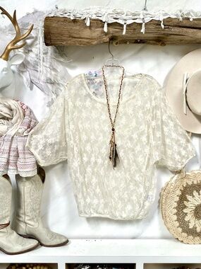 Sweet semi sheer lace boho floral blouse w shabby chic resort vacay beach vibe